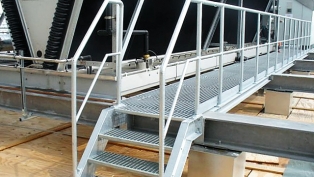 Unterkonstruktion für Rückkühlwerke mit Wartungssteg, Treppe und Geländer