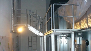 Bedienbühnen mit Treppe, Gitterroste und Geländer